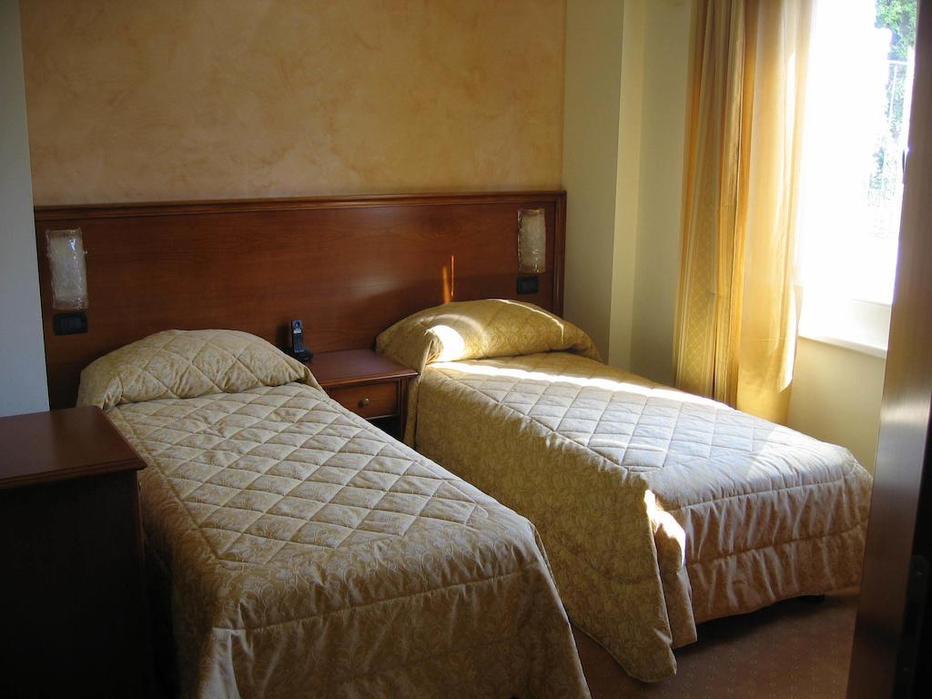 Albergo Ristorante Montebaldo Limone sul Garda Room photo