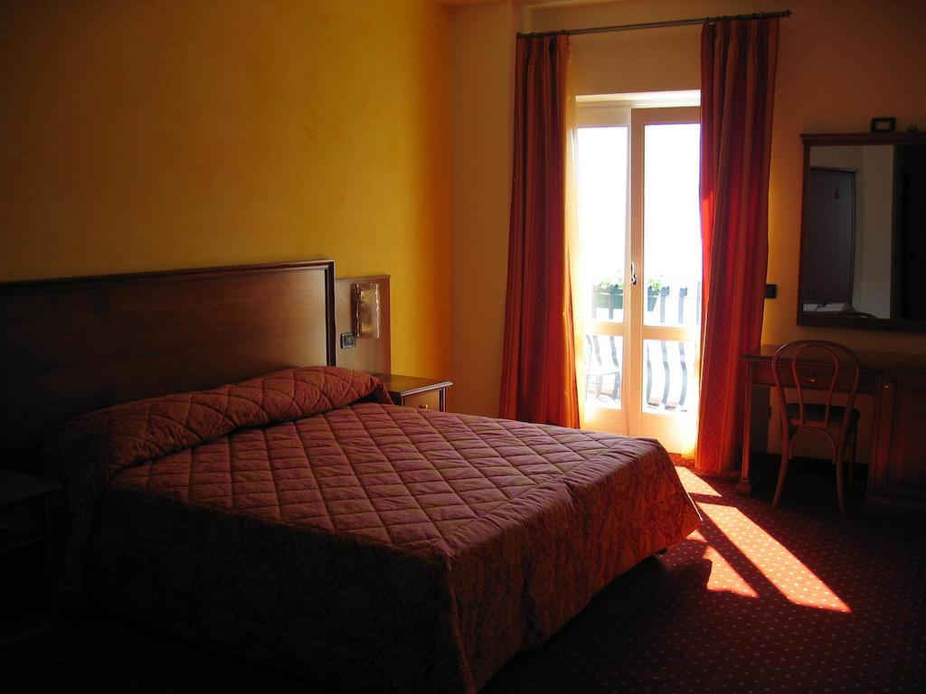 Albergo Ristorante Montebaldo Limone sul Garda Room photo